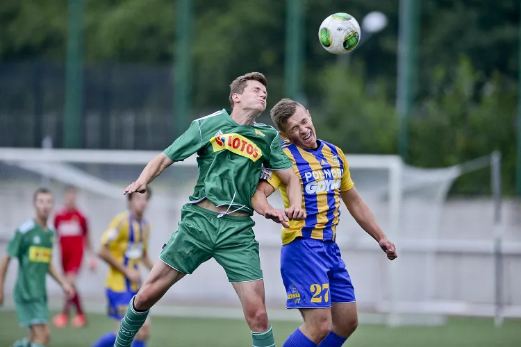 W derbach III ligi brakowało bramek, ale nie walki. Na zdjęciu w powietrznym pojedynku Bernard Powszuk i Maciej Wardziński.