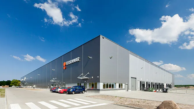 Pierwszy magazyn przy ul. Kontenerowej powstał w 2013 roku. 3 870 m kw. zajmuje w nim firma Kuehne + Nagel, a 3 970 m kw. - gdyńska spółka Terramar.

