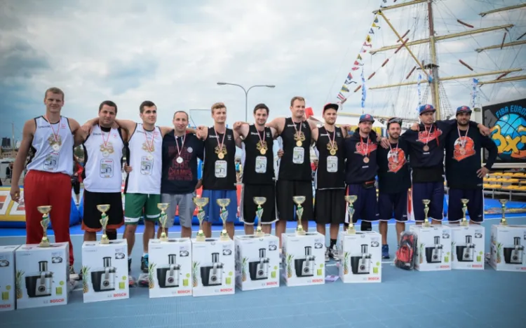 Cieniasy Kołobrzeg (w środku ze złotymi medalami) zwyciężyli w mistrzostwach Polski i awansowali na turniej kontynentalny serii World Tour w Pradze.