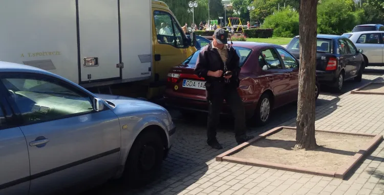Pracownicy SPP w Gdyni mają przy sobie gotówkę, którą wydadzą za wydruk z parkomatu, w którym zabrakło drobnych.