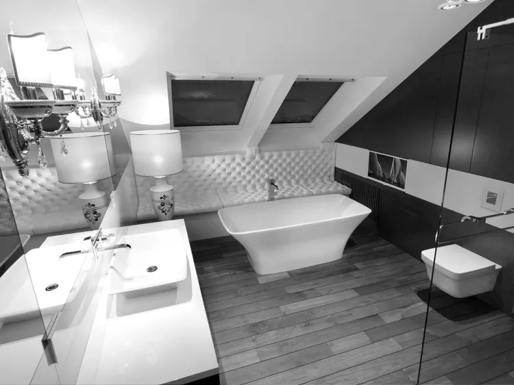 Salon kąpielowy na poddaszu zgodnie z założeniem autorki projektu przyciąga ponadczasową elegancją prostych form. 