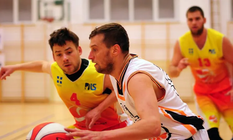 Koszykarze Przeciągi Ultrices Sopot, występujący w ognistych strojach, dopiero po wygranych barażach z drugoligowym TOS Gdynia (35:32) zapewnili sobie utrzymanie w elicie Ligi Środowiskowej.
