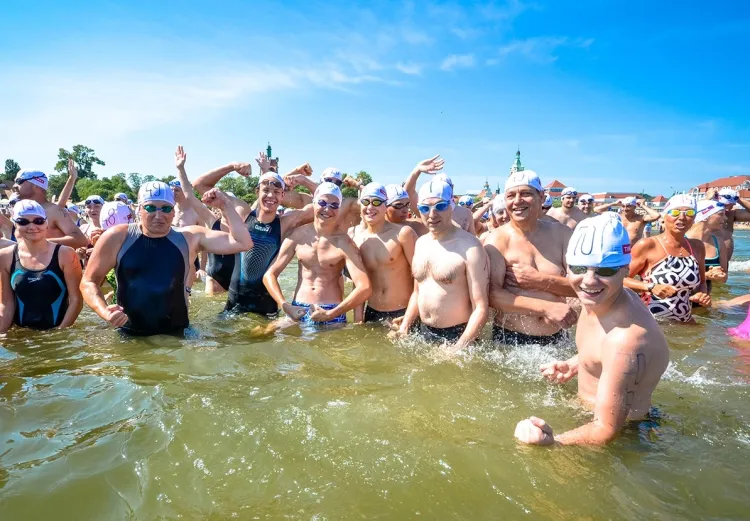 Czy w Sopocie padnie kolejny rekord frekwencji? 9 sierpnia z dystansem około 1300 metrów zmierzyło się 230 pływaczek i pływaków. Humory, jak widać, dopisywały. 