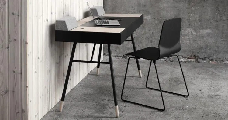Niektórym do pracy wystarczy laptop, biurko i krzesło (BoConcept). 