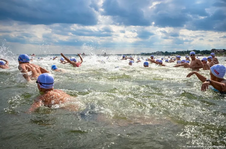 W finałowych zawodach Timex Cup pływakom zadanie wokół mola utrudniała niska temperatura wody. 