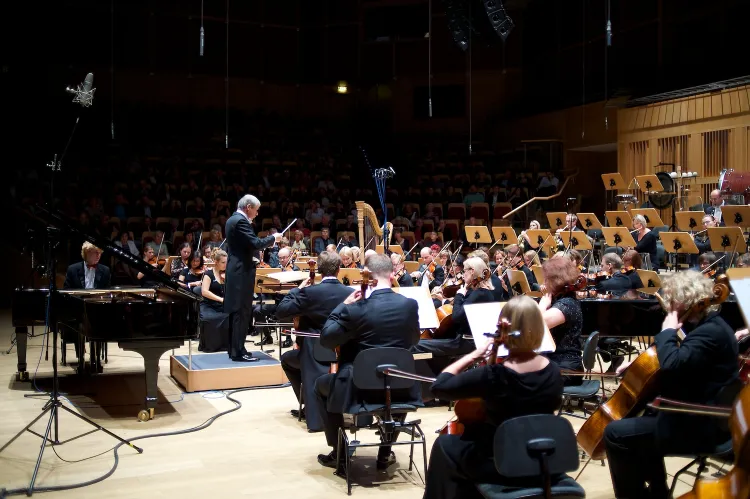 Podczas niedzielnego koncertu w Filharmonii Bałtyckiej Orkiestra PFB zagrała pod batutą Jonathana Bretta.