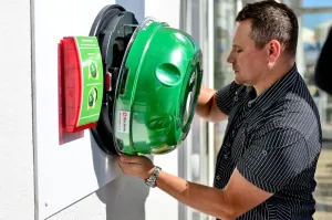 Aby użyć defibrylatora należy zdjąć zieloną kapsułę, przekręcając ją w lewo, następnie wyjąć urządzenie.