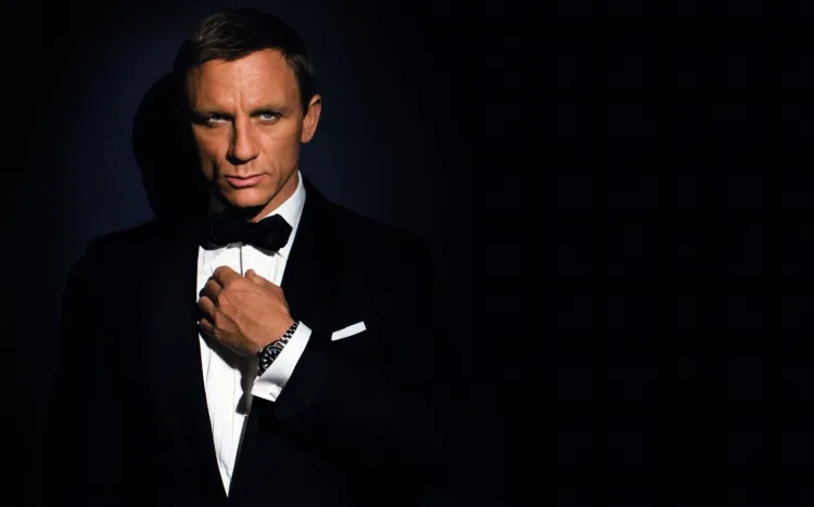James Bond wybiera białą poszetkę.