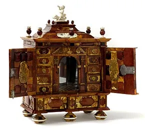 Najcenniejszym obiektem w kolekcji, jaka trafi do Muzeum Bursztynu, jest kabinet bursztynowy, sygnowany "Danzig, 28 Julius, Ao 1724, Johan George Zernebach".