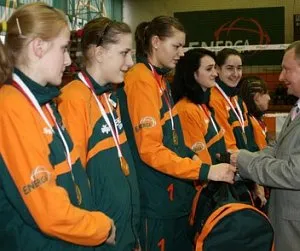 Przed rokiem juniorki Energi Gedanii zdobyły złote medale w mistrzostwach Polski. W tegorocznych ćwierćfinałach muszą poradzić sobie bez Mai Tokarskiej (trzecia z lewej), która leczy kontuzjowany bark. 