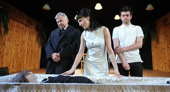 Rodzinka w komplecie - nieboszczka oraz mąż McLeavy (Krzysztof Gordon), syn Hal (Maciej Konopiński) oraz pokojówka Fal (Anna Kociarz).