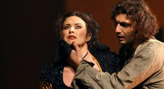 Anna Caterina Antonacci (Carmen) w objęciach Jonasa Kaufmanna (Don Jose) - scena z Carmen, pierwszej prezentowanej inscenizacji.