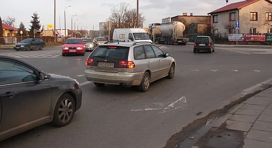 Skrzyżowanie ulic Płk. Dąbka, Szkolnej, Czernickiego i Wiejskiej jest coraz bardziej zatłoczone. Receptą na ułatwienie życia kierowcom ma być rondo