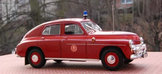 Wydaje się jakby to było wieki temu. Poczciwa Warszawa M20 jako samochód operacyjny straży pożarnej. Oryginał jest tylko kilkadziesiąt razy większy...