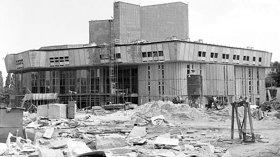 Czerwiec 1976 roku. Budowa Teatru Muzycznego w Gdyni wyglądała jakby nigdy nie miała się skończyć.