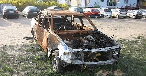 Czy to auto można już uznać za porzucone? Ford Sierra, do którego przymocowane są wciąż fragmenty rejestracji, straszy mieszkańców Zaspy od kilku miesięcy.