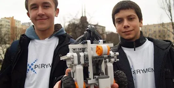 Aleksander Szulc (z prawej) i Maciej Ziółtkowski z Gimnazjum nr 1 w Gdyni wygrali polski konkurs ZnekBot. Ich transportowy robot powstał z klocków lego.