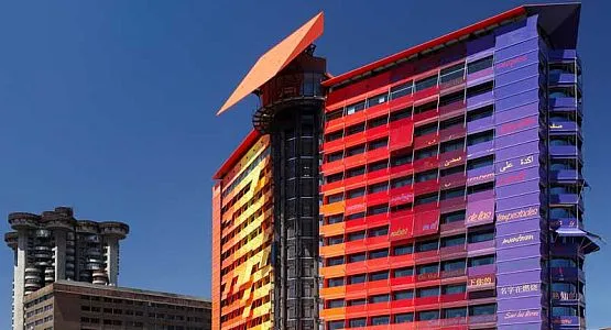Kto powiedział, że hotel nie może mieć kolorów tęczy? Hotel l Puerta America zaprojektował  francuski architekt Jean Nouvel - laureat Nagrody Pritzkera w 2008 roku.