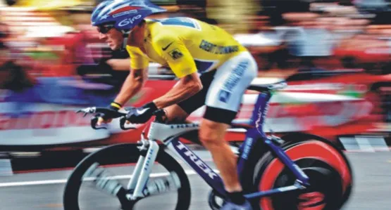 Miłośnicy kolarstwa bardzo często oglądali Lance'a Armstronga w żółtej koszulce lidera.
