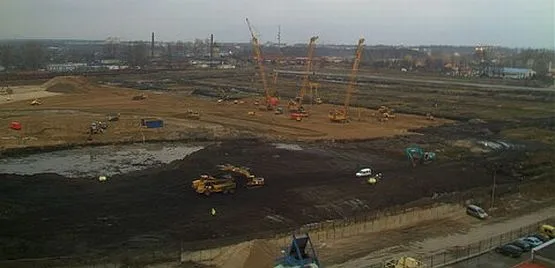 Na placu budowy stadionu piłkarskiego w Letnicy wykonano już niemal połowę robót ziemnych. Zdjęcie pochodzi z kamery obserwującej budowę 24 godziny na dobę. Zostało wykonane 13 marca.