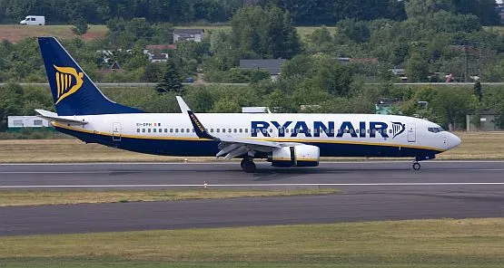 Boeing należący do linii lotniczych Ryanair w czwartek przed południem lądował awaryjnie na lotnisku w Rębiechowie.