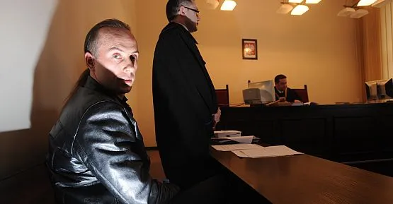 Adam Darski podczas procesu w gdańskim sądzie.
