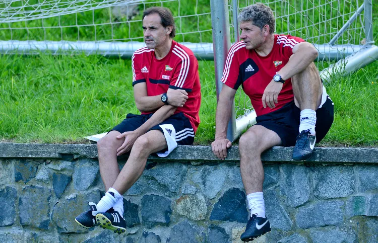 Trener Joaquim Machado (z lewej) w Gniewinie nie będzie mógł liczyć na pomoc Ryszarda Robakiewicza, który jest drugim szkoleniowcem nie tylko w Lechii, ale i młodzieżowej reprezentacji Polski.  