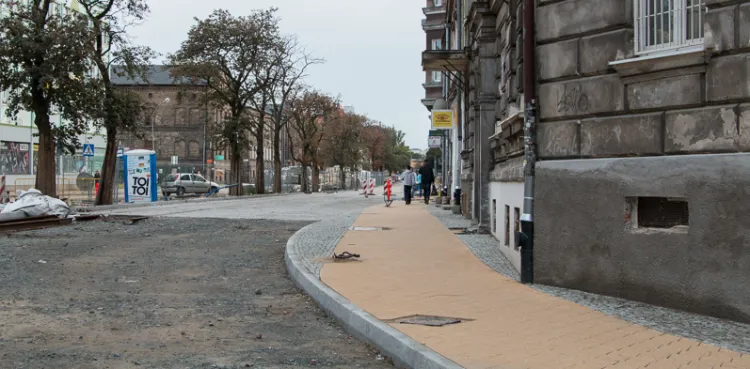 Świeżo wykonany chodnik na ul. Łąkowej będzie musiał być ułożony ponownie, tym razem z wykorzystaniem żółtoszarych płyt.