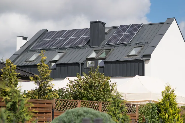 Ogniwa fotowoltaiczne zainstalowane na dachu otwartego właśnie domu hybrydowego zapewniają energię elektryczną, również do zasilania pompy ciepła czy rekuperacji.  