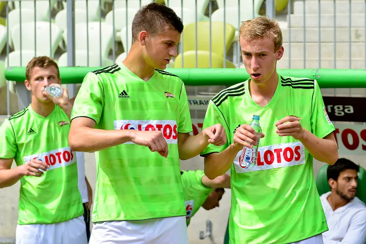 Adam Dźwigała (z lewej) i Adam Buksa latem trafili do Lechii. W tym sezonie w ekstraklasie wspólnie uzbierali 78 minut na boisku. Szansę na większą promocję mają w drużynach narodowych.