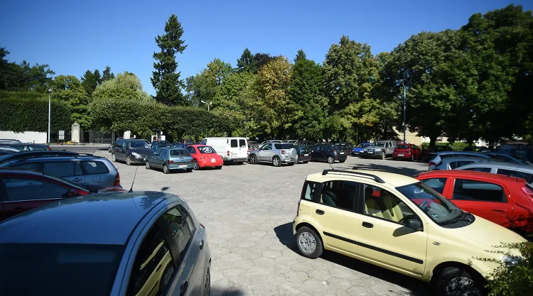 Parking na pl. Inwalidów Wojennych w Oliwie.