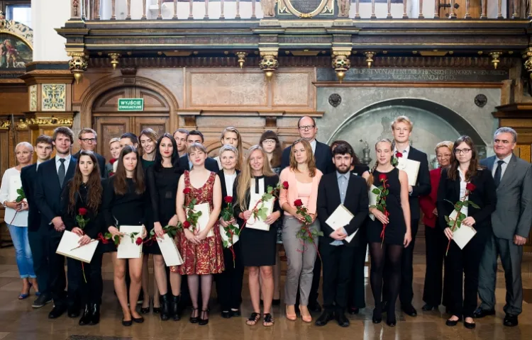 W roku akademickim 2014/2015 studentom posiadającym wysokie osiągnięcia naukowe i pozaakademickie Gdańsk przyznał 26 stypendiów na studia za granicą.