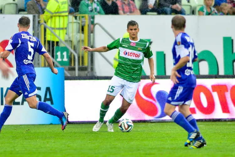 Ostatnie dni są bardzo udane dla Adama Dźwigały (nr 15). 31 sierpnia defensor zadebiutował w ekstraklasie w barwach Lechii, a teraz strzelił pierwszego gola w reprezentacji Polski do lat 20, w dodatku na wagę wygranej nad Włochami. 