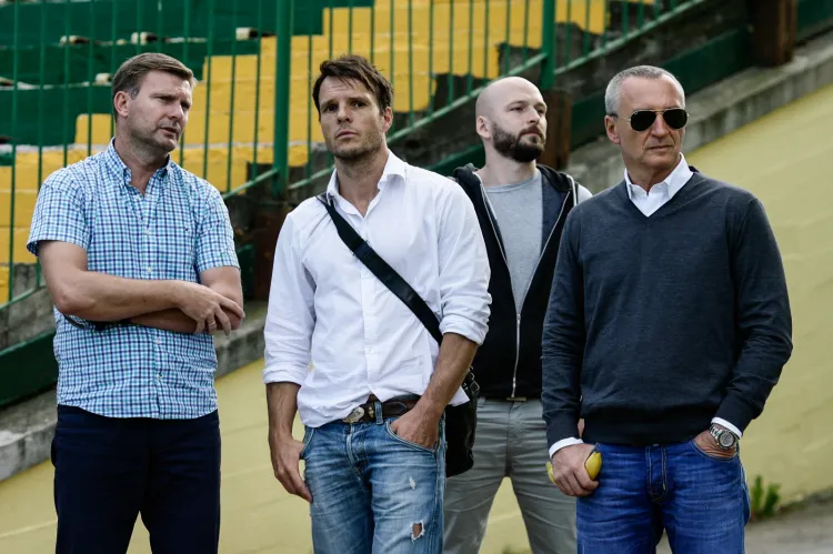Roger Wittmann (z prawej) piłkarzy, których rekomendował do Gdańska, obserwował na jednym treningu w towarzystwie m.in. Andrzeja Juskowiaka i Yannicka Obenauera (w środku), który pomaga Lechii w przygotowaniu motorycznym. 