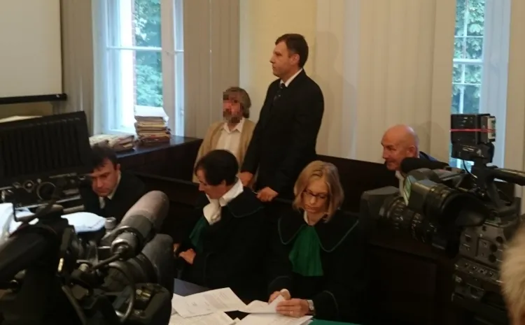 Prezydent Sopotu składa wyjaśnienia przed sądem, oprócz niego na  ławie oskarżonych zasiadają (po lewej) Marian D. oraz (po prawej) Włodzimierz Groblewski.