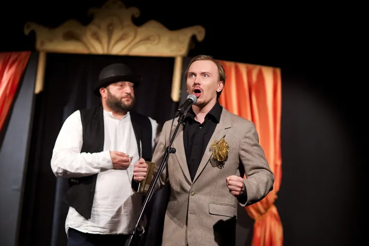 Spektakl "Do niezobaczenia się z panem" to udany powrót do skeczy Konrada Toma, słynnych dzięki Kabaretowi Dudek. Na zdjęciu Marek Brand (po lewej) i Tomasz Kobiela.