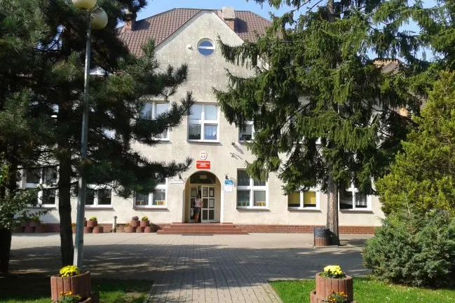 Uczniowie Szkoły Podstawowej nr 86 w Gdańsku część lekcji odbywają w salach pobliskiego kościoła - w szkole brakuje bowiem wolnych pomieszczeń. 