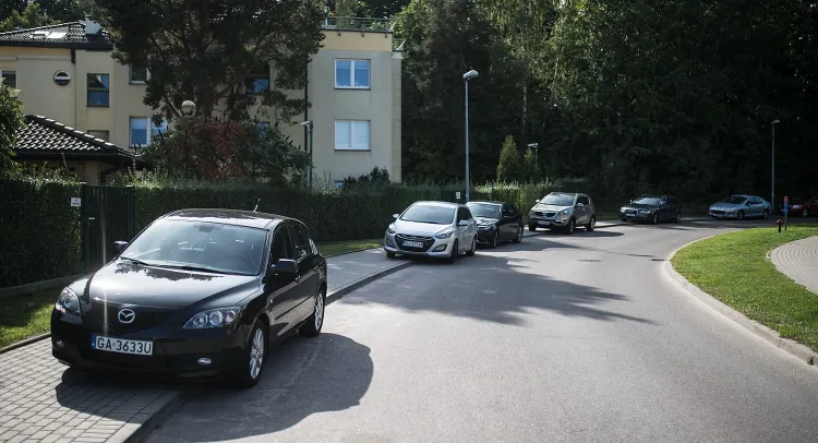 Niektórym nie podoba się, że samochody parkowane są częściowo na chodniku - nawet jeśli jest to zgodne z prawem.