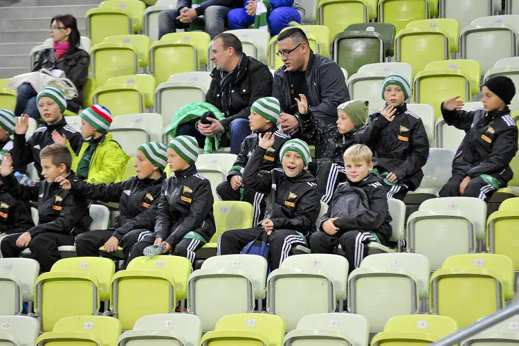 Do wszystkich dzieci do lat 13 z gdańskich szkół trafiły bezpłatne zaproszenia na piątkowy mecz. Warunkiem skorzystania z vouchera jest przyjście na stadion w towarzystwie co najmniej jednego dorosłego opiekuna. 