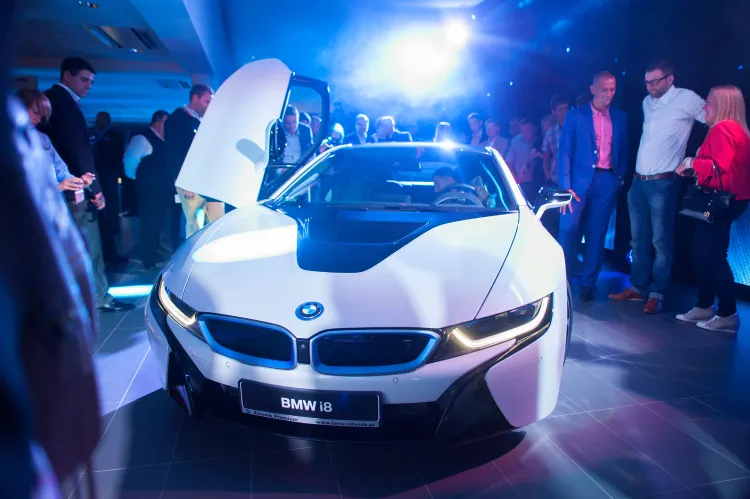 BMW i8, manifest możliwości technologicznych. Cena za wersję podstawową zaczyna się od 420 tys. zł. 