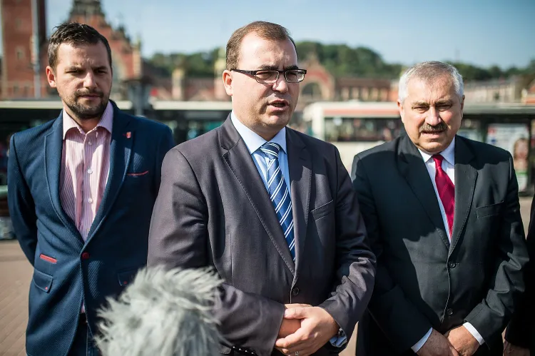Andrzej Jaworski (w środku) w piątek zdradził pierwszy punkt programu i zapowiedział debaty ze wszystkim kandydatami na prezydenta Gdańska. 
