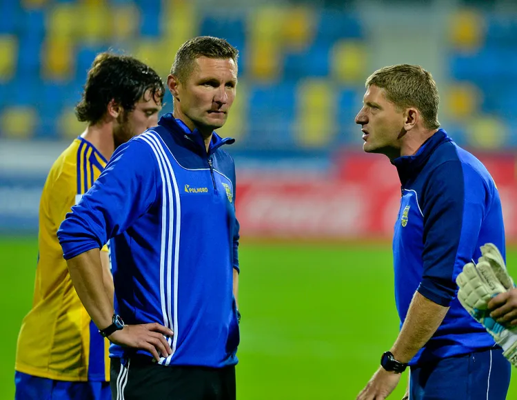 Grzegorz Niciński (z lewej) poprowadził samodzielnie trening piłkarzy Arki. Armin Tomala (z prawej), odpowiedzialny w tym sezonie za przygotowanie motorycznej żółto-niebieskich, odszedł z pracy. 