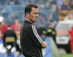 Jacek Zieliński sam był stoperem. Nic dziwnego, że trener Lechii szczególnie starannie dobiera piłkarza właśnie na tę pozycję. 