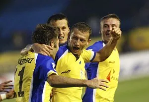 To trzeci gol Dariusz Żurawia (w środku) w barwach Arki. Poprzednie dwa obrońca strzelił w ekstraklasie. 