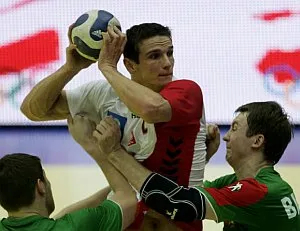 Bartłomiej Jaszka (z piłką) na środku rozegrania musiał zastąpić kapitana reprezentacji, Grzegorza Tkaczyka. 