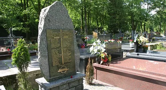 Nazwiska ofiar morskiej tragedii sprzed 16 lat zostały umieszczone na nagrobku, który znajduje się na cmentarzu na gdyńskim Witominie.
