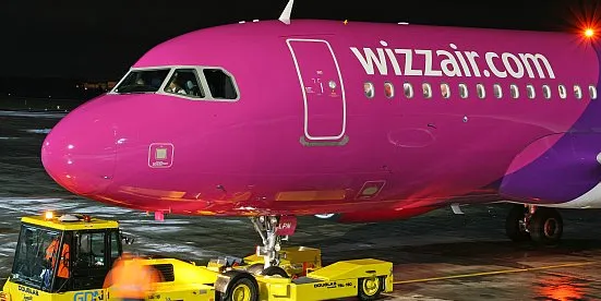 W jeden z samolotów Wizz Air w sobotę uderzył piorun, co utrudniło pasażerom wylot do Dortmundu.
