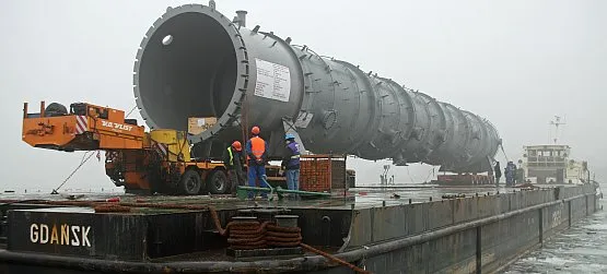 172-tonowa kolumna została wyładowana z barki na nabrzeżu rafinerii przy Martwej Wiśle.