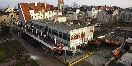 PRL-owska Alga kontrastuje z Centrum Haffnera, czyli nowoczesnym obliczem Sopotu.