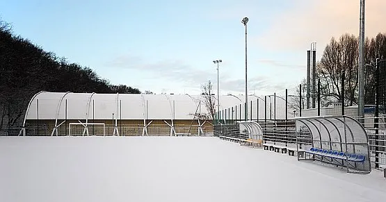 Dzień przed otwarciem, nowe sopockie boisko piłkarskie nadawało się głównie do uprawiania sportów zimowych.